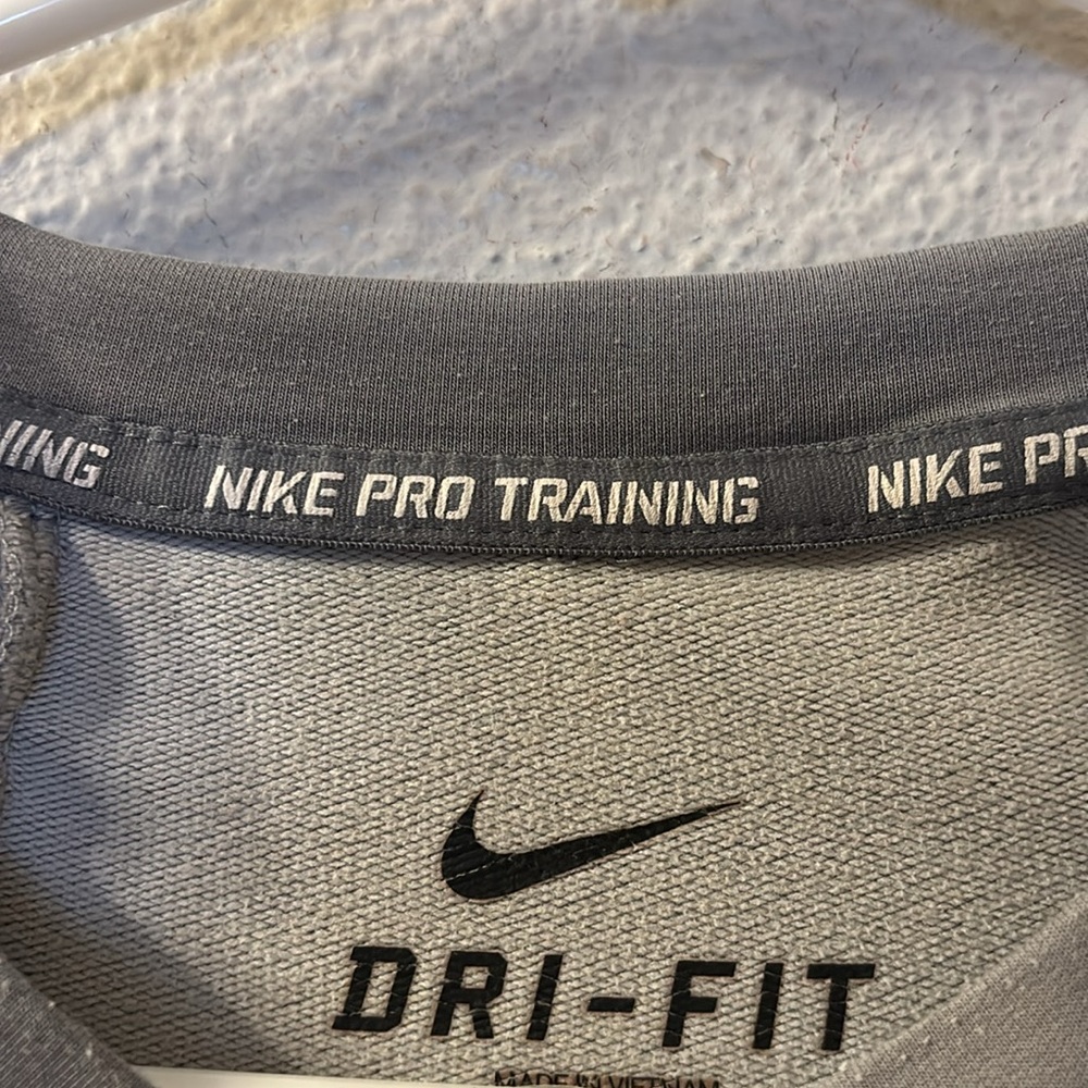 Nike Pro Training Gray Basic Shirt Size Medium - image 5